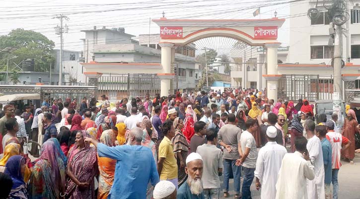 টিসিবির কার্ড নিয়ে যশোরে তুলকালাম, পৌর ভবন ঘেরাও